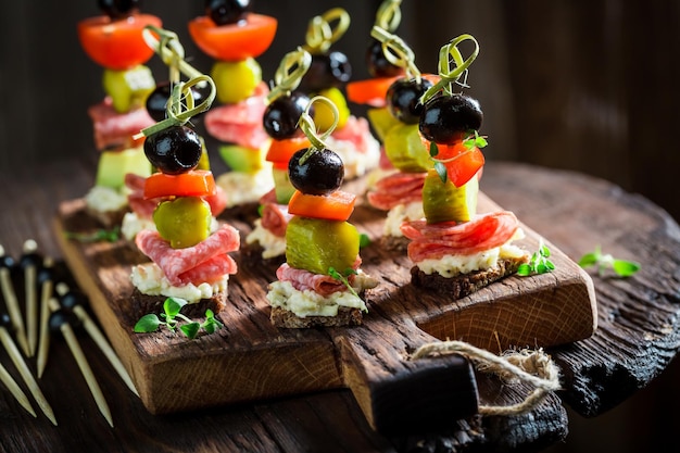 Varios bocadillos caseros con ingredientes frescos para la merienda