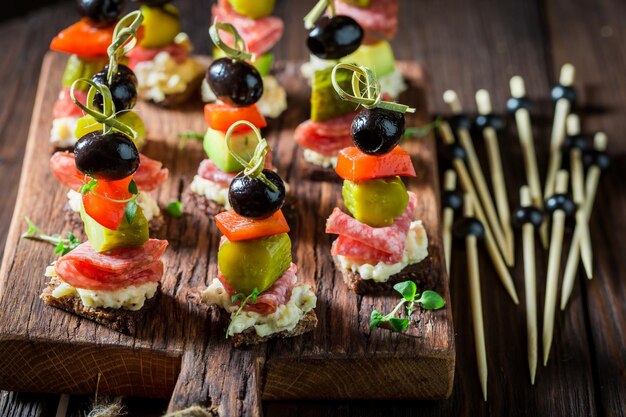 Varios bocadillos con ingredientes en mesa de madera