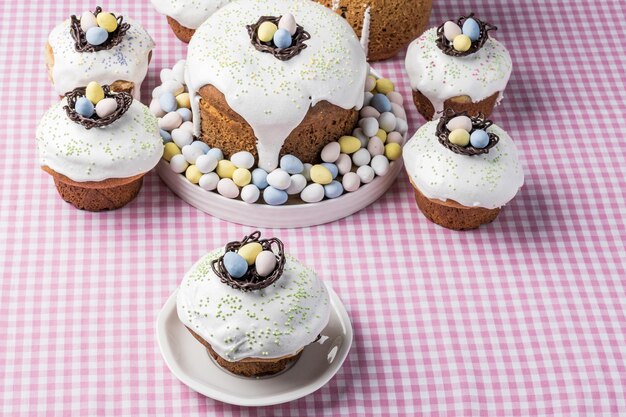 Vários bolos de Páscoa tradicionais ou pão doce e ovos doces decorados com vista superior de pastelaria caseira