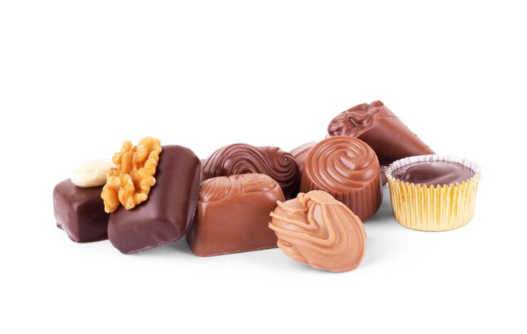 Foto vários bombons de chocolate isolados no fundo branco