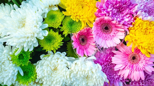 Vários buquês de flores de flores um monte de fundo colorido de flores frescas