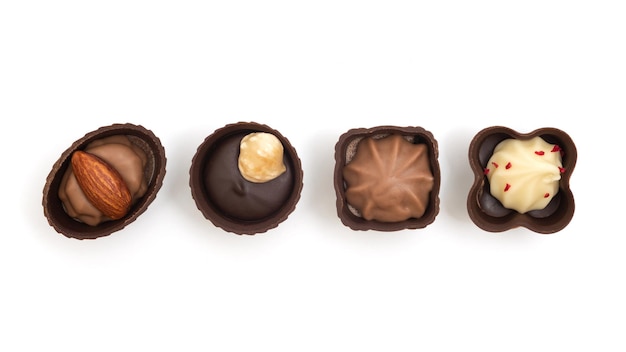 Varios caramelos de chocolate aislados en el fondo blanco vista desde arriba