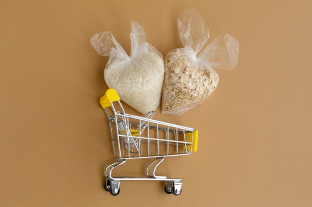 Varios cereales en paquetes en el carro de la compra Arroz y avena