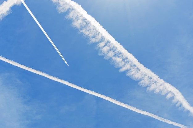 Vários chemtrails no céu