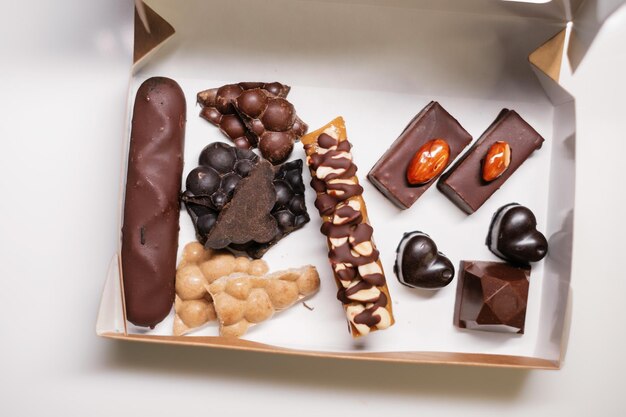 Vários chocolates em caixa de papelão closeup