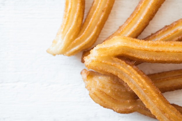 Varios churros churros típicos españoles se hacen con harina agua sal y aceite preparado churreria