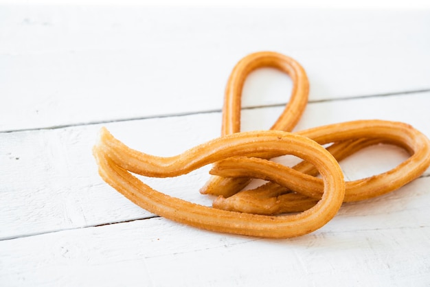 Varios churros churros típicos españoles se hacen con harina agua sal y aceite preparado churreria