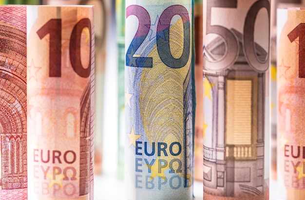 Varios cientos de billetes en euros apilados por valor. Rollos de billetes en euros. Dinero en moneda euro. Billetes apilados unos sobre otros en diferentes posiciones.