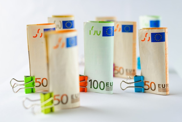 Varios cientos de billetes en euros Billetes en euros apilados al azar dinero en moneda euro