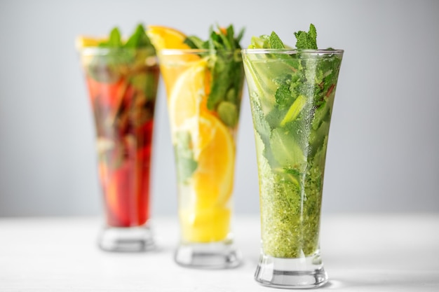 Varios cócteles sin alcohol con frutas y menta Concepto para bebidas alcohol de calor de verano
