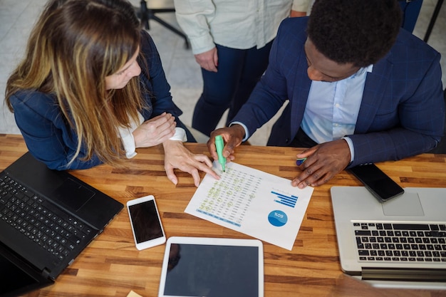 Foto vários colegas a trabalhar num projecto no escritório