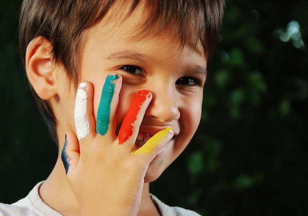 Varios colores en los dedos de los niños, al aire libre