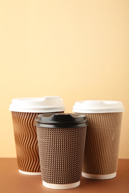 Varios colores y tamaños de tazas de café de papel con tapa.