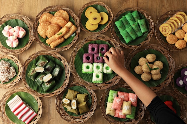 Varios coloridos Jajan Pasar bocadillo tradicional indonesio