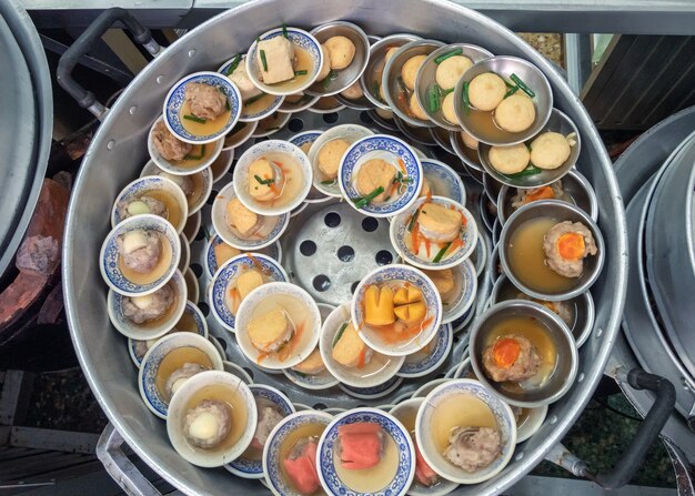 Varios de comida china tradicional Dim-sum al vapor en una olla