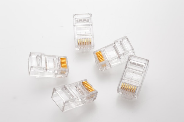 Vários conectores rg 45 para cabos de internet estão sobre um fundo claro Closeup