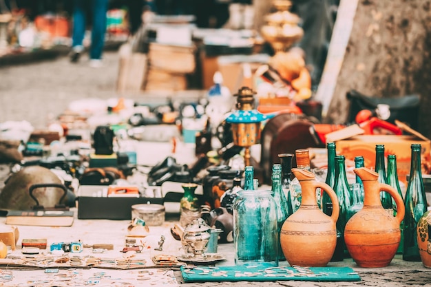 Foto vários contêineres exibidos para venda em barracas de mercado