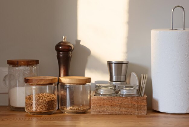 Varios contenedores en la mesa de la cocina