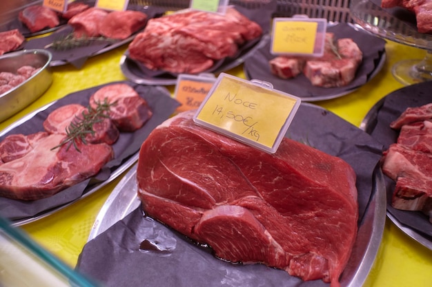 Vários cortes de carne expostos no balcão da geladeira do açougue