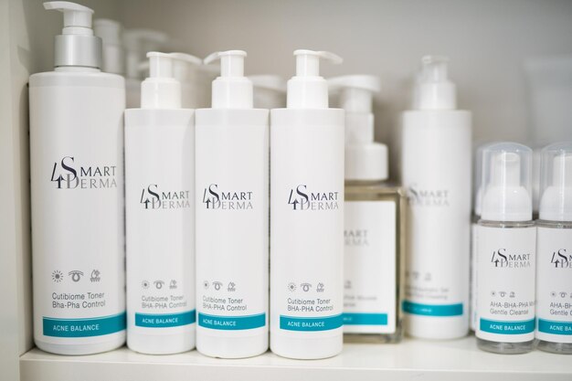 Foto varios cosméticos y cremas de la marca smart4derma en el escaparate de la tienda y en el salón de cosmetología
