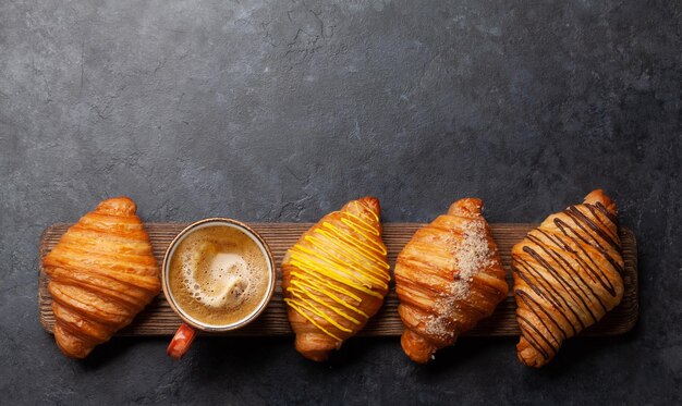 Vários croissants e café