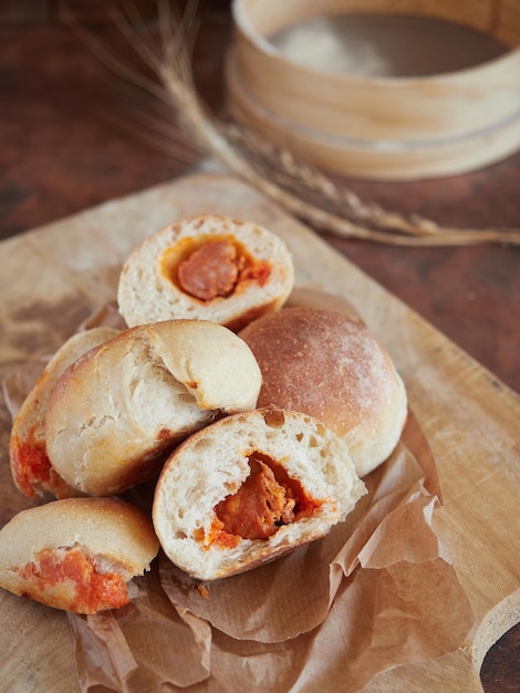 Foto vários deliciosos pãezinhos recheados com chouriço uma comida típica espanhola tradicional da região norte das astúrias chamam-se bollos prenados que significa pãezinhos grávidas