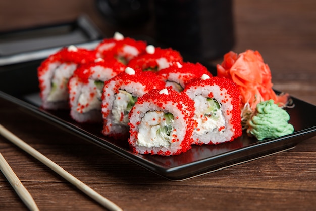 Varios deliciosos tipos de rollos de sushi.