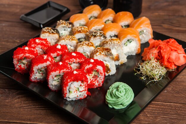 Varios deliciosos tipos de rollos de sushi.