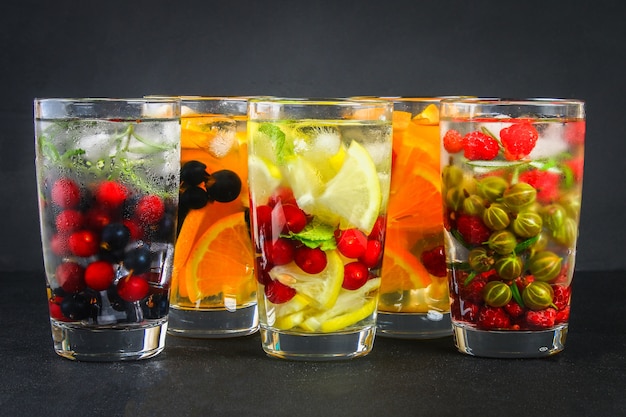 Vários desintoxicação de água em copos, sabores diferentes, bagas, frutas.