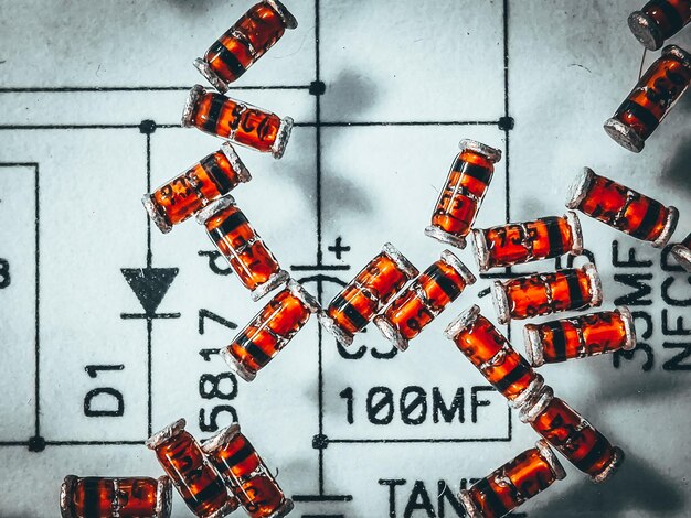 Varios diodos SMD por encima del diseñador de esquemas electrónicos Componente electrónico