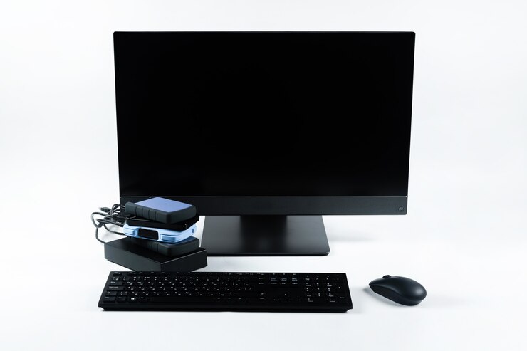 Foto varios discos duros externos conectados a un monobloque sobre un fondo blanco. computadora con disco duro