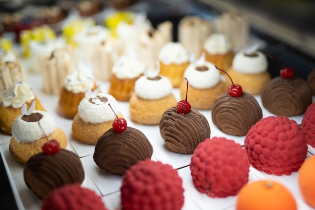 Vários doces deliciosos na vitrine