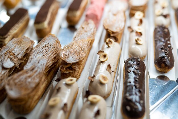 Vários doces deliciosos na vitrine