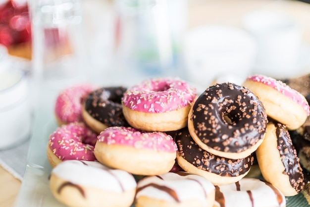 Vários donuts com coberturas e grânulos diferentes