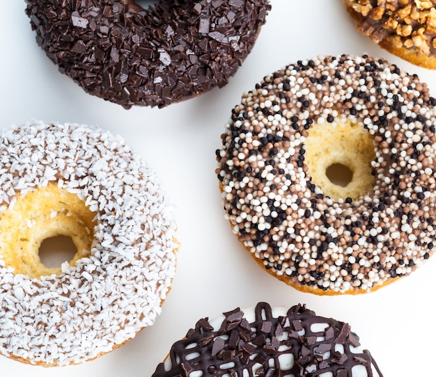 Vários donuts em fundo branco