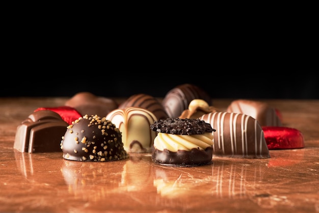 Varios dulces de chocolate sobre un fondo de mármol