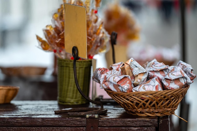 Varios dulces en el primer plano de la mesa del mercado navideño