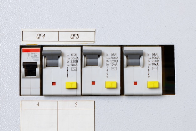 Varios elementos de la caja de interruptores. De cerca.
