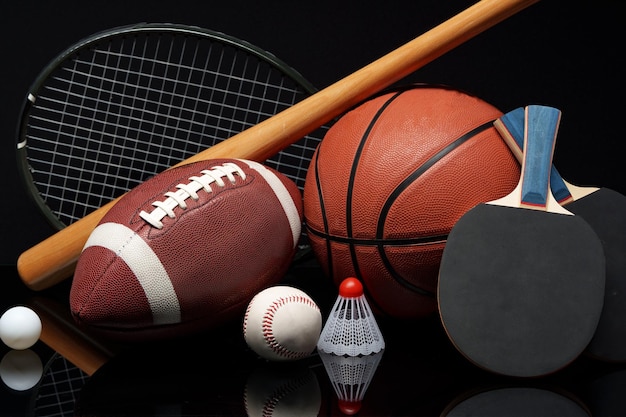 Varios equipos deportivos en fondo negro en el estudio