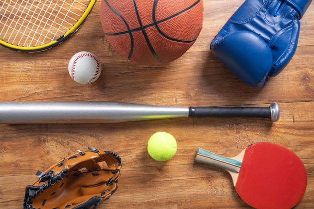 Varios equipos deportivos sobre un fondo de madera