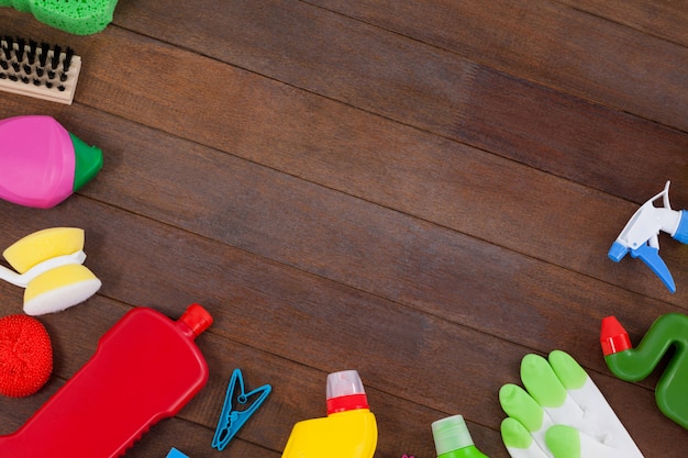 Varios equipos de limpieza dispuestos sobre suelo de madera.