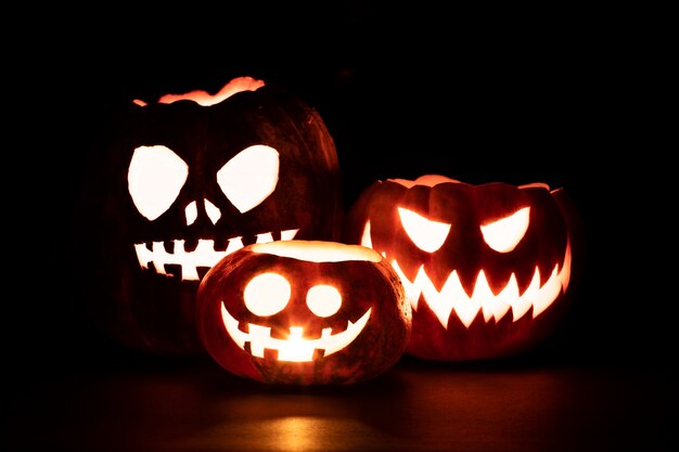 Foto varios espeluznantes tallados de calabazas de halloween