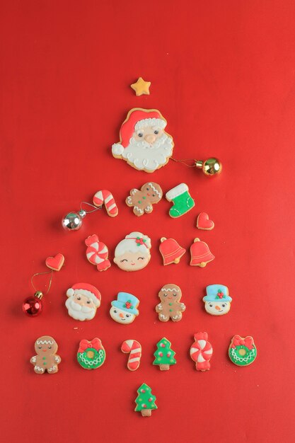 Vários formatos de biscoitos de açúcar decorados caseiros de Natal
