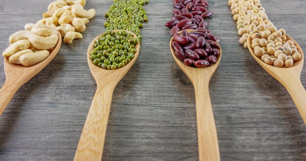 Varios frijoles en la mesa de madera