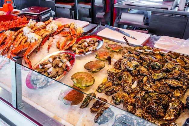 Vários frutos do mar nas prateleiras do mercado de peixes da Noruega, Bergen