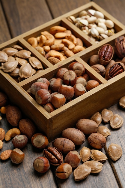 Varios frutos secos en caja de madera