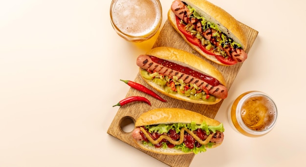 Varios hot dog y cerveza