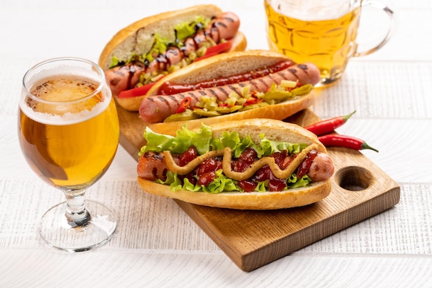 Varios hot dog y cerveza