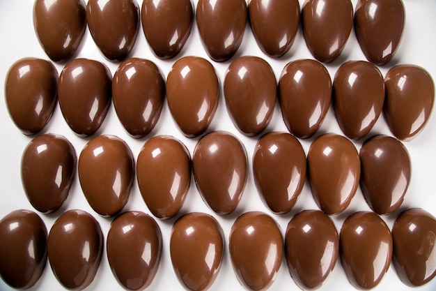 Varios huevos de pascua en la fábrica de chocolate.