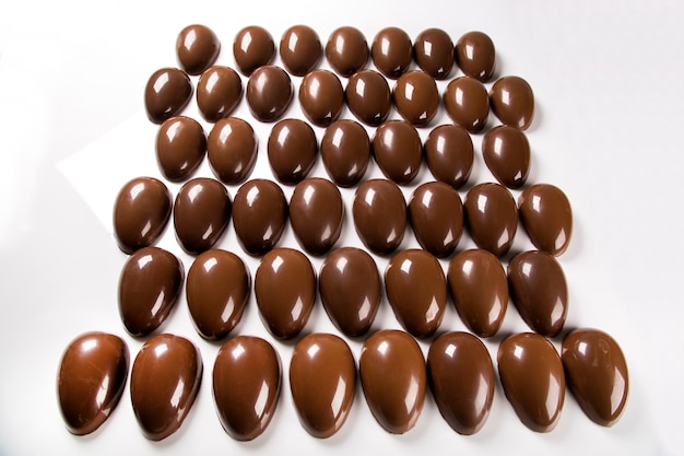 Varios huevos de pascua en la fábrica de chocolate.